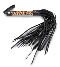 Laden Sie das Bild in den Galerie-Viewer, BDSM-Flogger Spotty