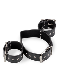 Laden Sie das Bild in den Galerie-Viewer, BDSM-Halsband mit Fesseln