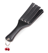 Laden Sie das Bild in den Galerie-Viewer, Geschlitztes BDSM-Paddle mit Glöckchen