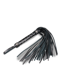 Laden Sie das Bild in den Galerie-Viewer, Kleiner BDSM-Flogger Docility