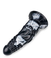 Laden Sie das Bild in den Galerie-Viewer, Saugnapf-Dildo Drache in Ketten 21 cm