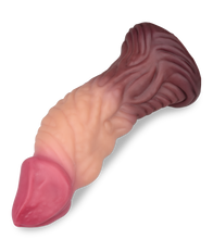 Laden Sie das Bild in den Galerie-Viewer, Saugnapf-Dildo mit XL-Aderung 18,5 cm