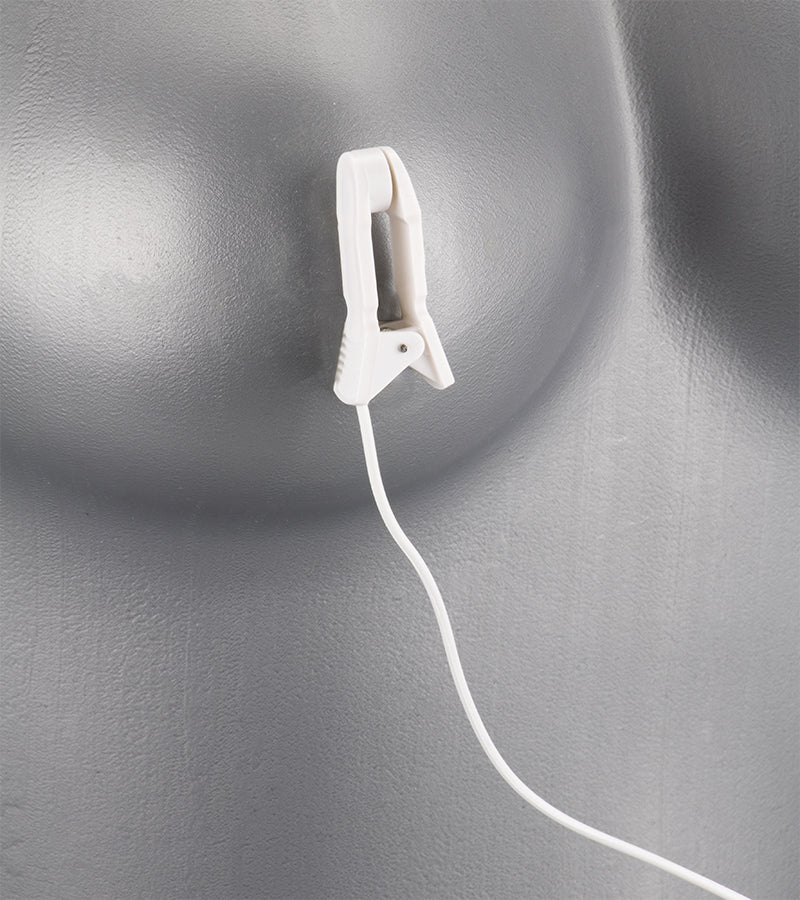 Zwei Klemmen für Elektrosex